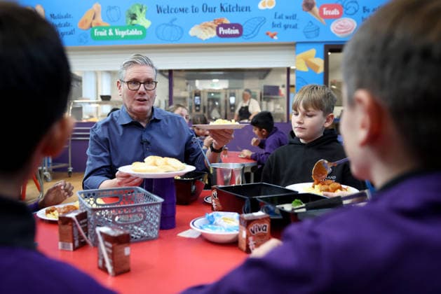 Prime Minister Keir Starmer visits Welland Academy 24 11 2025. Peterborough, United Kingdom. Prime Minister Keir Starmer and Education Secretary Bridget Phillipson visit Welland Academy to meet children who have benefitted from the governments free school meals initiative., Credit:Simon Dawson Avalon United Kingdom, Peterborough  Copyright: xSimonxDawsonx xAvalonx 1054401323