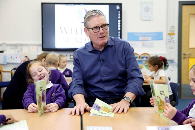 Prime Minister Keir Starmer visits Welland Academy 24 11 2025. Peterborough, United Kingdom. Prime Minister Keir Starmer and Education Secretary Bridget Phillipson visit Welland Academy to meet children who have benefitted from the governments free school meals initiative., Credit:Simon Dawson Avalon United Kingdom, Peterborough  Copyright: xSimonxDawsonx xAvalonx 1054401381