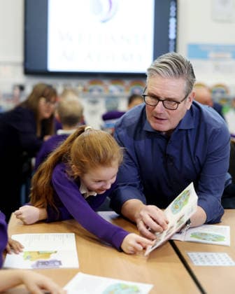 Prime Minister Keir Starmer visits Welland Academy 24 11 2025. Peterborough, United Kingdom. Prime Minister Keir Starmer and Education Secretary Bridget Phillipson visit Welland Academy to meet children who have benefitted from the governments free school meals initiative., Credit:Simon Dawson Avalon United Kingdom, Peterborough  Copyright: xSimonxDawsonx xAvalonx 1054401490