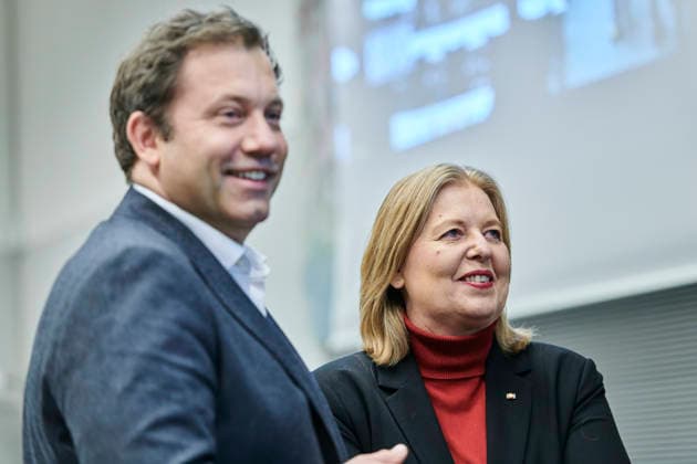 Klingbeil + Bas EUR, Deutschland, Berlin, 24.11.2025: Lars Klingbeil (SPD), Bundesminister der Finanzen, Vizekanzler und Bärbel Bas (SPD), Bundesministerin für Arbeit und Soziales kurz vor der Fraktionssitzung der SPD im Deutschen Bundestag.