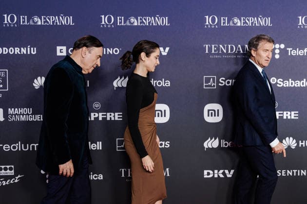 El Espanol organizes a gala to celebrate its tenth anniversary I D The director of the digital newspaper El Espanol, Pedro J Ramírez, the president of the Community of Madrid, Isabel Díaz Ayuso and the president of the Popular Party, Alberto Núnez Feijóo pose during the celebration of the tenth anniversary of El Espanol, at the Palacio de Cibeles, on November 24, 2025, in Madrid Spain The newspaper, chaired and directed by Pedro J Ramírez, commemorates its tenth anniversary with a gala attended by various political personalities to celebrate the newspapers history 24 NOVEMBER 2025 EL ESPAÑOL X ANIVERSARIO DIARIO PERIODISMO COMUNICACIÓN Carlos Lujá Madrid Madrid Madrid Espana  Copyright: xCarlosxLujanx 7123679