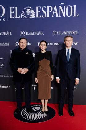 El Espanol organizes a gala to celebrate its tenth anniversary I D The director of the digital newspaper El Espanol, Pedro J Ramírez, the president of the Community of Madrid, Isabel Díaz Ayuso and the president of the Popular Party, Alberto Núnez Feijóo pose during the celebration of the tenth anniversary of El Espanol, at the Palacio de Cibeles, on November 24, 2025, in Madrid Spain The newspaper, chaired and directed by Pedro J Ramírez, commemorates its tenth anniversary with a gala attended by various political personalities to celebrate the newspapers history 24 NOVEMBER 2025 EL ESPAÑOL X ANIVERSARIO DIARIO PERIODISMO COMUNICACIÓN Carlos Lujá Madrid Madrid Madrid Espana  Copyright: xCarlosxLujanx 7123680