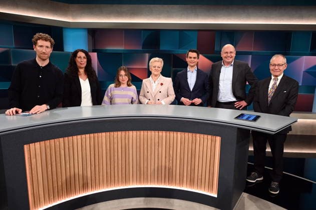 Moderator Louis Klamroth, lr-, Tatjana Halm, Bianca Heinicke, Renate Künast, Christoph Ploss, Gero Furchheim, und Gerrit Heinemann zu Gast in der ARD Talkshow Hart aber Fair mit dem Thema Rabattschlacht und Bestellwahn: Was ist der wahre Preis der Schnäppchen?