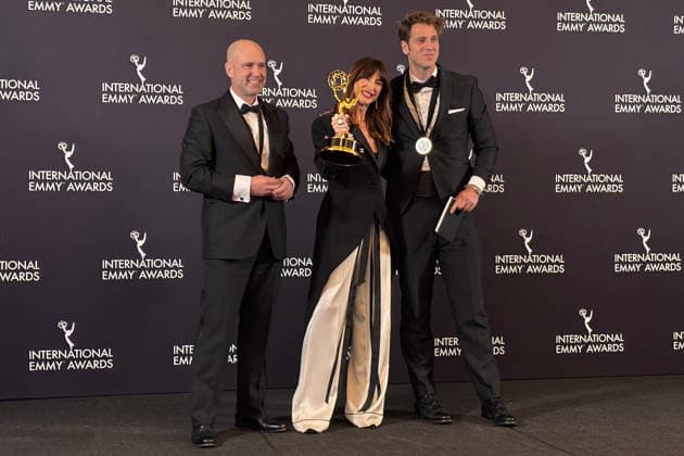 The director of the documentary ‘ SeAcabó: Diario de las campeonas’ Joanna Pardos (C) and executive producers Luis Calvo (L) and Javier Martínez Suárez (R) pose with the award for best sports documentary during the International Emmy Awards ceremony in New York, United States, 24 November 2025. The documentary that recounts the Rubiales case, ‘ SeAcabó: Diario de las campeonas’, directed by Pardos, won the International Emmy Award in New York, beating the film ‘Argentina 78’, about the Albiceleste s victory in the World Cup in their country. The documentary on the Rubiales case, ‘ SeAcabó’, wins the International Emmy Award !ACHTUNG: NUR REDAKTIONELLE NUTZUNG!  Copyright: xJanxTéllezxAsensiox AME2407 20251125-55018637072_1