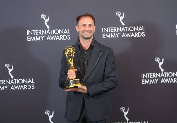 53rd International Emmy Awards NEW YORK, US - NOV 24: Spanish actor Oriol Pla poses in the press room with the Best Performance by an Actor award for I, Addict during the 53rd International Emmy Awards Gala on Monday night, November 24, 2025, in New York City. Selcuk Acar Anadolu New York United States. Editorial use only. Please get in touch for any other usage.  Copyright: x2025xAnadoluxSelcukxAcarx