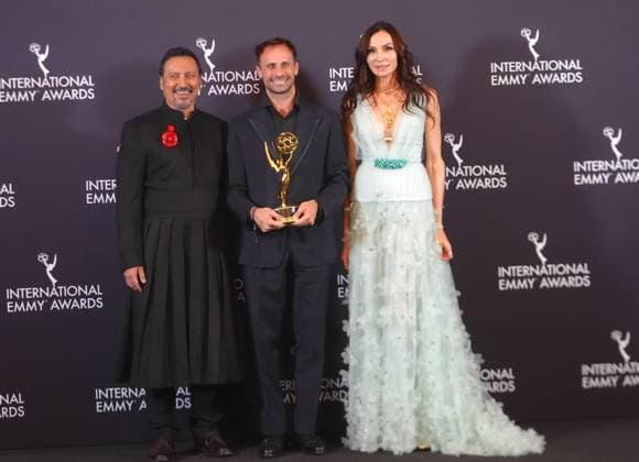 53rd International Emmy Awards NEW YORK, US - NOV 24: Spanish actor Oriol Pla (C) poses in the press room with the Best Performance by an Actor award for I, Addict during the 53rd International Emmy Awards Gala on Monday night, November 24, 2025, in New York City. Selcuk Acar Anadolu New York United States. Editorial use only. Please get in touch for any other usage.  Copyright: x2025xAnadoluxSelcukxAcarx