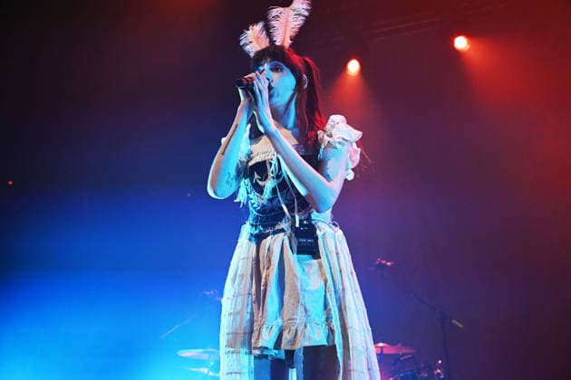 Dodie performing at Roundhouse LONDON, ENGLAND - NOVEMBER 24: Dodie (Dorothy Clark) performing at Roundhouse, Chalk Farm on November 24, 2025 in London, England. CAP MAR MAR Great Britain Copyright: xMartinxHarris CapitalxPicturesx