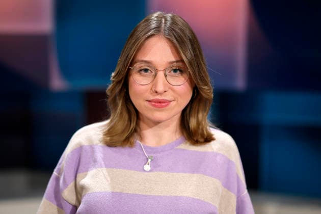 Webvideoproduzentin Bianca Heinicke (BibisBeautyPalace) in der ARD-Talkshow hart aber fair in den WDR-Studios Köln. Köln, 24.11.2025 NRW Deutschland Copyright: xChristophxHardtx