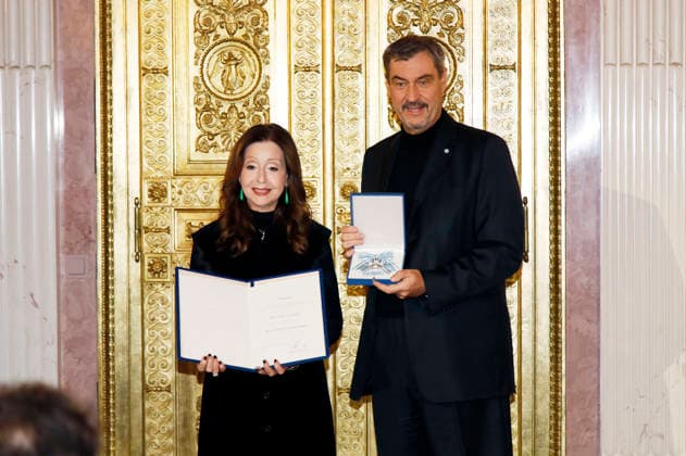 Vicky Leandros und Markus Söder bei der Verleihung des Bayerischen Verdienstordens an Sängerin Vicky Leandros durch den bayerischen Ministerpräsidenten Markus Söder im Prinz-Carl-Palais. München, 24.11.2025