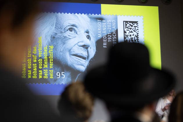 Vorstellung eines Sonderpostwertzeichens zu Ehren von Margot Friedlaender (Friedländer, 1921-2025) am Dienstag (25.11.2025) im Bundesministerium der Finanzen in Berlin. Die Briefmarke ueber 95 Cent zeigt ein Portraet Friedlaenders und den Schriftzug: Schaut nicht auf das, was euch trennt. Schaut auf das, was euch verbindet. Seid Menschen, seid vernuenftig. Ihren Appell Seid Menschen! wiederholte die Juedin unermuedlich, um die deutsche Gesellschaft daran zu erinnern, Antisemitismus nie wieder einen Platz einzuraeumen. Margot Friedlaender, Berlinerin, Juedin und Holocaust-Ueberlebende - ist am 9. Mai 2025 im Alter von 103 Jahren gestorben. (Siehe epd-Meldung vom 24.11.2025) EDITORIAL USE ONLY