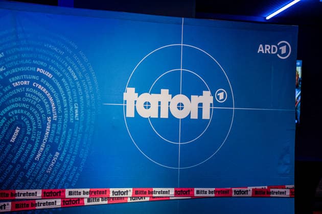 Premiere Münster-Tatort. Pressetermin zur Premiere des neuen ;Münster-Tatort Die Erfindung des Rades. Die Ausstrahlung ist am 7. Dezember im Ersten und der ARD Mediathek. Logo des Krimiserie Tatort. Münster, Nordrhein-Westfalen, DEU, Deutschland, 25.11.2025