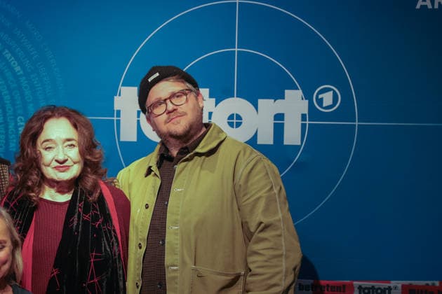 Premiere Münster-Tatort. Pressetermin zur Premiere des neuen ;Münster-Tatort Die Erfindung des Rades. Die Ausstrahlung ist am 7. Dezember im Ersten und der ARD Mediathek. Mechthild Großmann, als Wilhelmine Klemm, Björn Meyer, als Mirko Schrader. Münster, Nordrhein-Westfalen, DEU, Deutschland, 25.11.2025