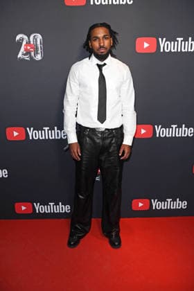 Reezy (Raheem Heid) auf dem Roten Teppich zum YOUTUBE MUSIC AWARD DINNER im Grill Royal in Berlin am 25.11.2025