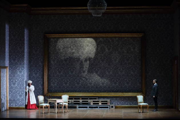 Vida Mikneviciute (als Fürstin Fedora Romazov) während der Fotoprobe für Fedora in der Deutschen Oper in Berlin, 25. November 2025. Melodramma in drei Akten von Umberto Giordano. Musikalische Leitung John Fiore. Inszenierung Christof Loy. Bühne und Kostüme Herbert Murauer. Premiere ist am 27. November 2025. Deutsche Oper Berlin Fedora
