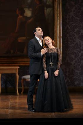 Jonathan Tetelman (als Graf Loris Ipanov) und Vida Mikneviciute (als Fürstin Fedora Romazov) während der Fotoprobe für Fedora in der Deutschen Oper in Berlin, 25. November 2025. Melodramma in drei Akten von Umberto Giordano. Musikalische Leitung John Fiore. Inszenierung Christof Loy. Bühne und Kostüme Herbert Murauer. Premiere ist am 27. November 2025. Deutsche Oper Berlin Fedora