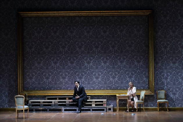 Jonathan Tetelman (als Graf Loris Ipanov) und Vida Mikneviciute (als Fürstin Fedora Romazov) während der Fotoprobe für Fedora in der Deutschen Oper in Berlin, 25. November 2025. Melodramma in drei Akten von Umberto Giordano. Musikalische Leitung John Fiore. Inszenierung Christof Loy. Bühne und Kostüme Herbert Murauer. Premiere ist am 27. November 2025. Deutsche Oper Berlin Fedora