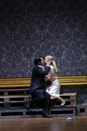 Jonathan Tetelman (als Graf Loris Ipanov) und Vida Mikneviciute (als Fürstin Fedora Romazov) während der Fotoprobe für Fedora in der Deutschen Oper in Berlin, 25. November 2025. Melodramma in drei Akten von Umberto Giordano. Musikalische Leitung John Fiore. Inszenierung Christof Loy. Bühne und Kostüme Herbert Murauer. Premiere ist am 27. November 2025. Deutsche Oper Berlin Fedora