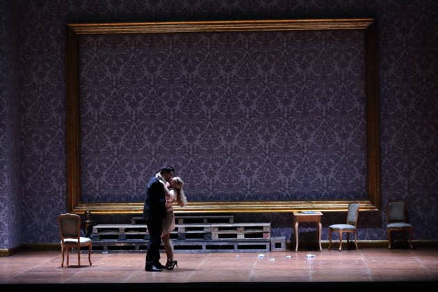 Jonathan Tetelman (als Graf Loris Ipanov) und Vida Mikneviciute (als Fürstin Fedora Romazov) während der Fotoprobe für Fedora in der Deutschen Oper in Berlin, 25. November 2025. Melodramma in drei Akten von Umberto Giordano. Musikalische Leitung John Fiore. Inszenierung Christof Loy. Bühne und Kostüme Herbert Murauer. Premiere ist am 27. November 2025. Deutsche Oper Berlin Fedora