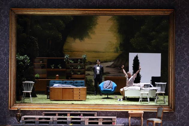 Arianna Manganello (als Dimitri) und Vida Mikneviciute (als Fürstin Fedora Romazov), v.l., während der Fotoprobe für Fedora in der Deutschen Oper in Berlin, 25. November 2025. Melodramma in drei Akten von Umberto Giordano. Musikalische Leitung John Fiore. Inszenierung Christof Loy. Bühne und Kostüme Herbert Murauer. Premiere ist am 27. November 2025. Deutsche Oper Berlin Fedora