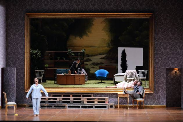 Julia Muzychenko (als Gräfin Olga Sukarev), Arianna Manganello (als Dimitri), Vida Mikneviciute (als Fürstin Fedora Romazov) und Jonathan Tetelman (als Graf Loris Ipanov), v.l., während der Fotoprobe für Fedora in der Deutschen Oper in Berlin, 25. November 2025. Melodramma in drei Akten von Umberto Giordano. Musikalische Leitung John Fiore. Inszenierung Christof Loy. Bühne und Kostüme Herbert Murauer. Premiere ist am 27. November 2025. Deutsche Oper Berlin Fedora
