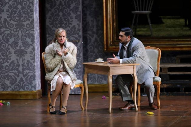 Vida Mikneviciute (als Fürstin Fedora Romazov) und Navasard Hakobyan (als Giovanni de Siriex) während der Fotoprobe für Fedora in der Deutschen Oper in Berlin, 25. November 2025. Melodramma in drei Akten von Umberto Giordano. Musikalische Leitung John Fiore. Inszenierung Christof Loy. Bühne und Kostüme Herbert Murauer. Premiere ist am 27. November 2025. Deutsche Oper Berlin Fedora
