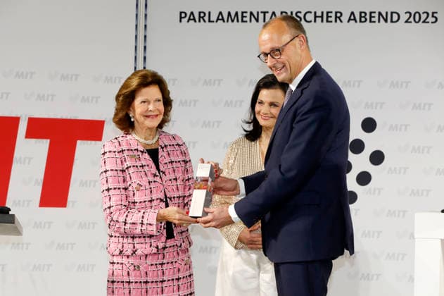 Königin Silvia von Schweden, Gitta Connemann und Friedrich Merz bei der Verleihung des Sonderpreises vom Deutschen Mittelstandspreis der MIT an Königin Silvia von Schweden im Allianz Forum am Brandenburger Tor. Berlin, 25.11.2025