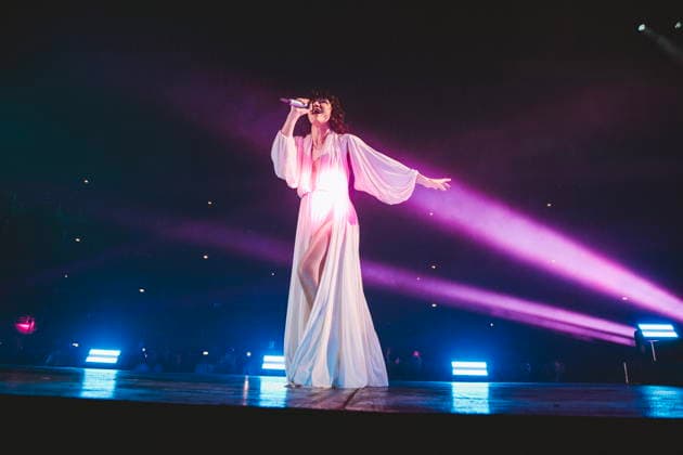 November 25, 2025, Rome, Italy: Singer Elisa Toffoli, performs live on stage at Palazzo dello Sport during her Palasport tour. Rome Italy - ZUMAs197 20251125_aaa_s197_367 Copyright: xValeriaxMagrix