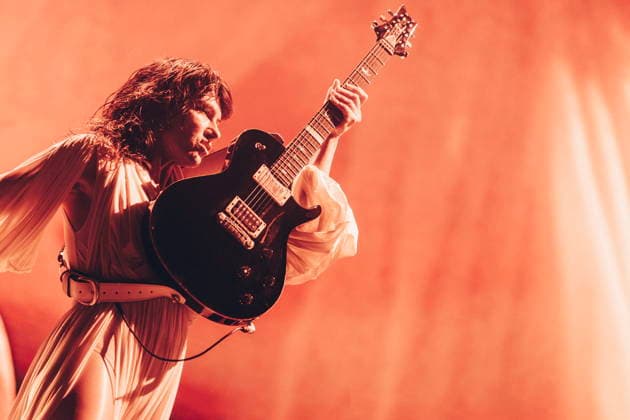 November 25, 2025, Rome, Italy: Singer Elisa Toffoli, performs live on stage at Palazzo dello Sport during her Palasport tour. Rome Italy - ZUMAs197 20251125_aaa_s197_377 Copyright: xValeriaxMagrix