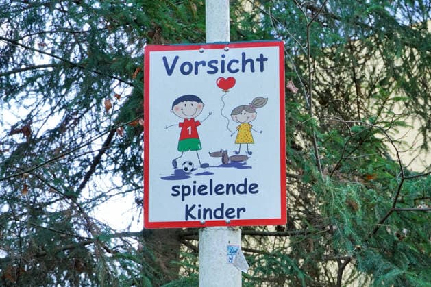 langsam fahren, freiwillige Geschwindigkeitsbegrenzung, Vorsicht spielende Kinder, individuelles Schild mit Text und Piktogramm