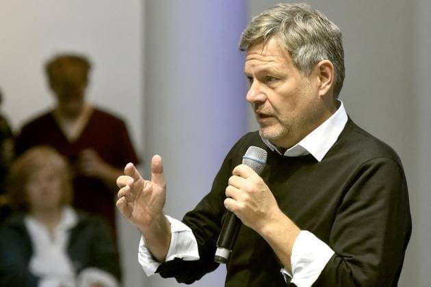 Bundeswirtschaftsminister a.D . hält Vortrag in UWH ** NUR FÜR REDAKTIONELLE ZWECKE ** EDITORIAL USE ONLY **<p>Robert Habeck, Bundeswirtschaftsminister a.D., hält am 26.11.2025 einen Vortrag in der UWH an der Alfred-Herrhausen-Straße in Witten -- Deutschland NRW Witten Copyright: JürgenxTheobald