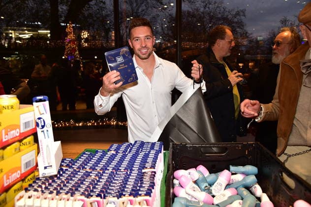 5.te Charity Promi Pack im BIKINI Ramon Roselly , Sanger zum 5 Mal Veranstaltet Maimilian Seitz Charity Promi Pack in Berlin am 25.11.2025