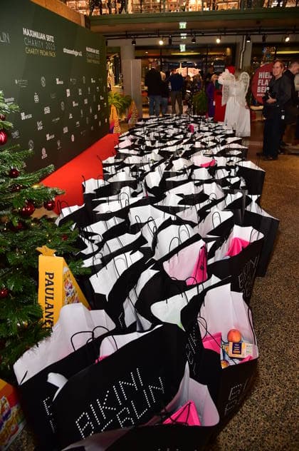 5.te Charity Promi Pack im BIKINI Die fertig gepackten Tüten fur den guten Zweck zum 5 Mal Veranstaltet Maimilian Seitz Charity Promi Pack in Berlin am 25.11.2025