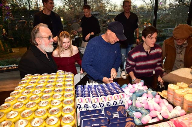 5.te Charity Promi Pack im BIKINI Friedrich lichtenstein, Ronja Forscher, Axel Schulz, packen fleissig die Tüten zum 5 Mal Veranstaltet Maimilian Seitz Charity Promi Pack in Berlin am 25.11.2025