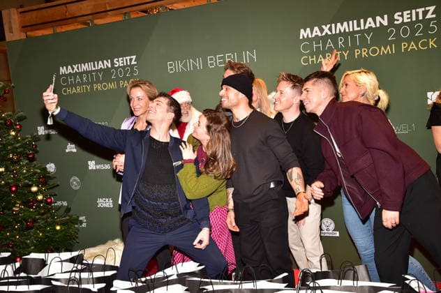 5.te Charity Promi Pack im BIKINI julian David macht ein lustiges Selfi mit einigen promis zum 5 Mal Veranstaltet Maimilian Seitz Charity Promi Pack in Berlin am 25.11.2025