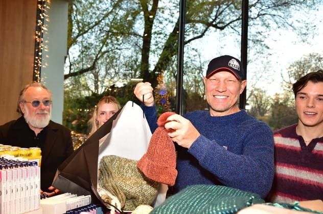 5.te Charity Promi Pack im BIKINI Friedrich lichtenstzzein, Axel Schulz beim Packen der Tüten zum 5 Mal Veranstaltet Maimilian Seitz Charity Promi Pack in Berlin am 25.11.2025