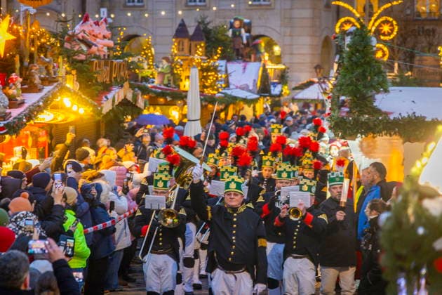 591. Dresdner Striezelmarkt Der Dresdner Striezelmarkt ist ein Weihnachtsmarkt in Dresden. Er wird seit 1434 im Advent meistens auf dem Altmarkt veranstaltet und zieht jährlich durchschnittlich rund zwei Millionen Besucher an. Er ist der älteste, mit einer Urkunde bestätigte Weihnachtsmarkt Deutschlands. Erzgebirgischer Weihnachtsschmuck. Eine Bergkapelle führt die Eröffnungsprozzesion auf den Markt. Dresden Sachsen Deutschland