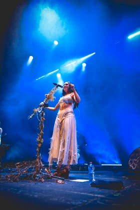 La Nina, Furèsta Europa Tour 2025 in Napoli, Italy - 26 Nov 2025 The Italian singer writer Carola Moccia better known as La Nina performs live at the PalaPartenope during her Furèsta Europa Tour 2025. Napoli Italy Copyright: xPaolaxVisonex xSOPAxImagesx PVNina624