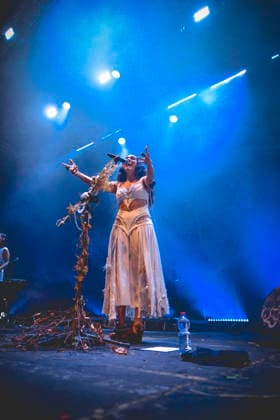 La Nina, Furèsta Europa Tour 2025 in Napoli, Italy - 26 Nov 2025 The Italian singer writer Carola Moccia better known as La Nina performs live at the PalaPartenope during her Furèsta Europa Tour 2025. Napoli Italy Copyright: xPaolaxVisonex xSOPAxImagesx PVNina626