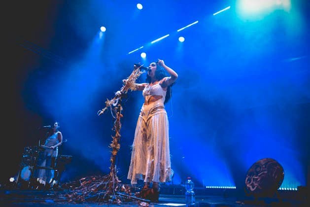 La Nina, Furèsta Europa Tour 2025 in Napoli, Italy - 26 Nov 2025 The Italian singer writer Carola Moccia better known as La Nina performs live at the PalaPartenope during her Furèsta Europa Tour 2025. Napoli Italy Copyright: xPaolaxVisonex xSOPAxImagesx PVNina630