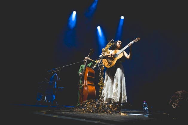 La Nina, Furèsta Europa Tour 2025 in Napoli, Italy - 26 Nov 2025 The Italian singer writer Carola Moccia better known as La Nina performs live at the PalaPartenope during her Furèsta Europa Tour 2025. Napoli Italy Copyright: xPaolaxVisonex xSOPAxImagesx PVNina631