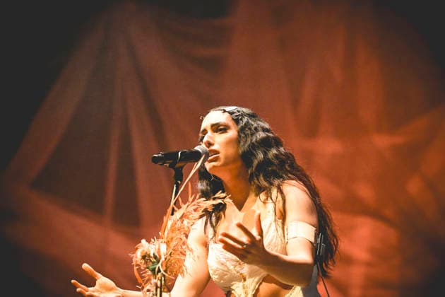 La Nina, Furèsta Europa Tour 2025 in Napoli, Italy - 26 Nov 2025 The Italian singer writer Carola Moccia better known as La Nina performs live at the PalaPartenope during her Furèsta Europa Tour 2025. Napoli Italy Copyright: xPaolaxVisonex xSOPAxImagesx PVNina643