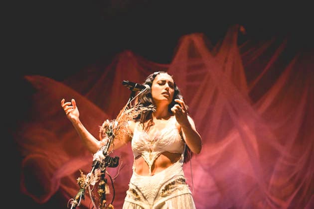 La Nina, Furèsta Europa Tour 2025 in Napoli, Italy - 26 Nov 2025 The Italian singer writer Carola Moccia better known as La Nina performs live at the PalaPartenope during her Furèsta Europa Tour 2025. Napoli Italy Copyright: xPaolaxVisonex xSOPAxImagesx PVNina649