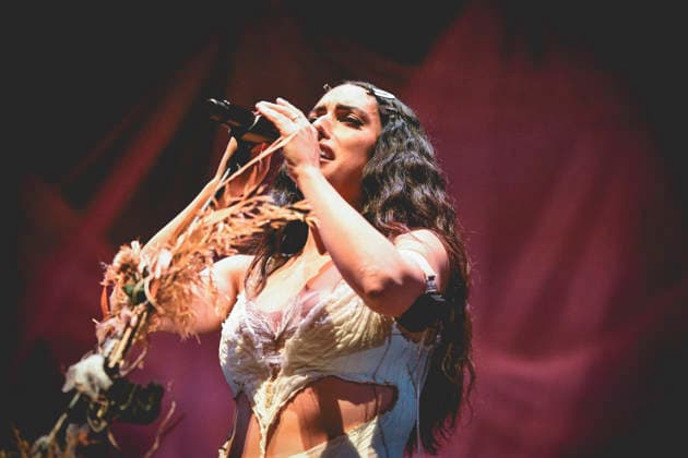 La Nina, Furèsta Europa Tour 2025 in Napoli, Italy - 26 Nov 2025 The Italian singer writer Carola Moccia better known as La Nina performs live at the PalaPartenope during her Furèsta Europa Tour 2025. Napoli Italy Copyright: xPaolaxVisonex xSOPAxImagesx PVNina656