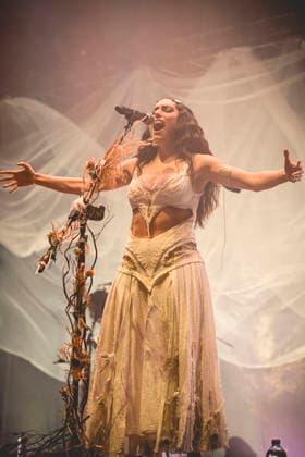 La Nina, Furèsta Europa Tour 2025 in Napoli, Italy - 26 Nov 2025 The Italian singer writer Carola Moccia better known as La Nina performs live at the PalaPartenope during her Furèsta Europa Tour 2025. Napoli Italy Copyright: xPaolaxVisonex xSOPAxImagesx PVNina659