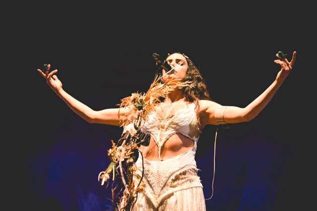 La Nina, Furèsta Europa Tour 2025 in Napoli, Italy - 26 Nov 2025 The Italian singer writer Carola Moccia better known as La Nina performs live at the PalaPartenope during her Furèsta Europa Tour 2025. Napoli Italy Copyright: xPaolaxVisonex xSOPAxImagesx PVNina660