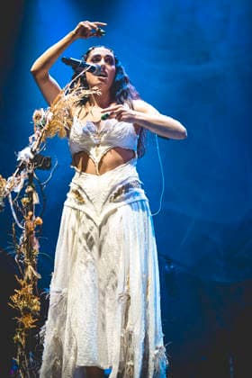 La Nina, Furèsta Europa Tour 2025 in Napoli, Italy - 26 Nov 2025 The Italian singer writer Carola Moccia better known as La Nina performs live at the PalaPartenope during her Furèsta Europa Tour 2025. Napoli Italy Copyright: xPaolaxVisonex xSOPAxImagesx PVNina664