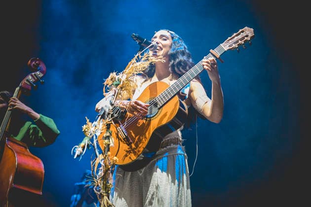 La Nina, Furèsta Europa Tour 2025 in Napoli, Italy - 26 Nov 2025 The Italian singer writer Carola Moccia better known as La Nina performs live at the PalaPartenope during her Furèsta Europa Tour 2025. Napoli Italy Copyright: xPaolaxVisonex xSOPAxImagesx PVNina673