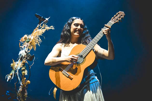 La Nina, Furèsta Europa Tour 2025 in Napoli, Italy - 26 Nov 2025 The Italian singer writer Carola Moccia better known as La Nina performs live at the PalaPartenope during her Furèsta Europa Tour 2025. Napoli Italy Copyright: xPaolaxVisonex xSOPAxImagesx PVNina677