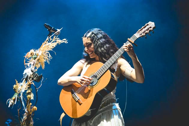 La Nina, Furèsta Europa Tour 2025 in Napoli, Italy - 26 Nov 2025 The Italian singer writer Carola Moccia better known as La Nina performs live at the PalaPartenope during her Furèsta Europa Tour 2025. Napoli Italy Copyright: xPaolaxVisonex xSOPAxImagesx PVNina678