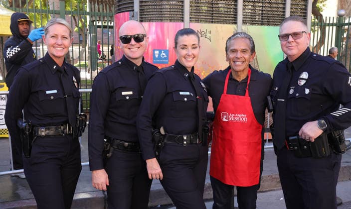 26 November 2025 - Los Angeles, California - Antonio Villaraigosa,. 2025 Thanks & Giving On Skid Row held at Los Angeles Mission. Los Angeles USA - ZUMAa123 20251126_zaa_a123_035 Copyright: xADx